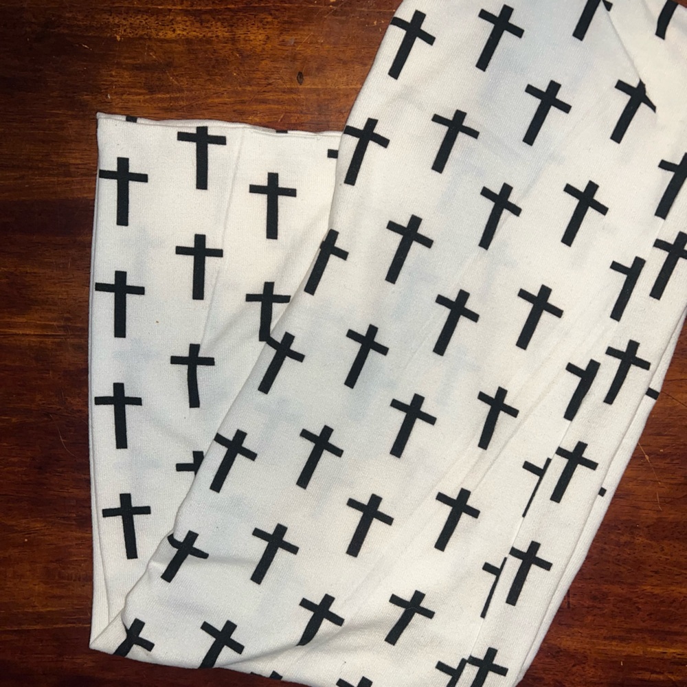 🖤5/$10 White Scarf with Black Cross Pattern